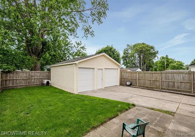 Homes for sale in Roseville, MI | 26518 Hollywood St, Roseville, MI 48066 | MLS# 61003905