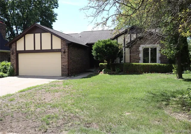 3rd image of 2800 Ranieri Dr, Troy, MI 48085 | MLS# 61005181