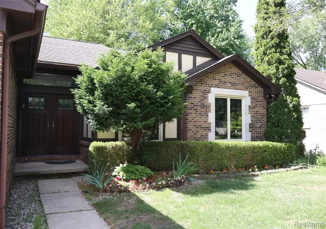 4th image of 2800 Ranieri Dr, Troy, MI 48085 | MLS# 61005181