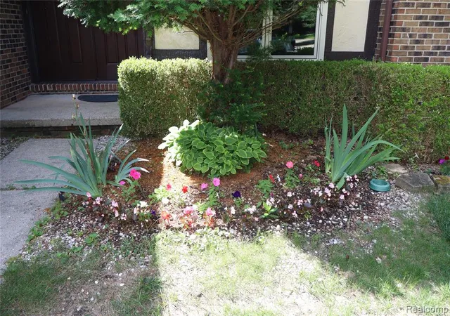 5th image of 2800 Ranieri Dr, Troy, MI 48085 | MLS# 61005181