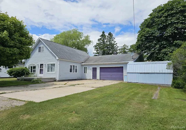 Homes for sale in Manistique, MI | 812 Arbutus Ave, Manistique, MI 49854 | MLS# 50214315