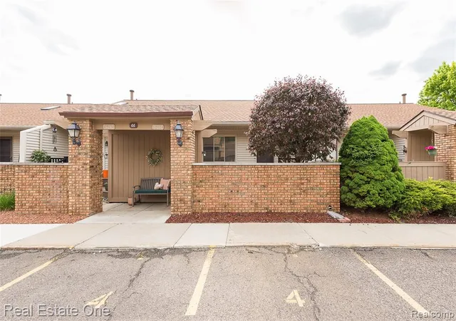 2nd image of 25137 Jefferson Ct #4, South Lyon, MI 48178 | MLS# 60995059