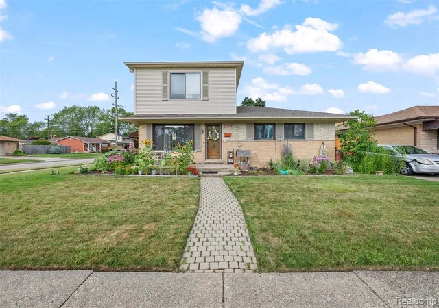 Homes for sale in Saint Clair Shores, MI | 21301 Violet St, Saint Clair Shores, MI 48082 | MLS# 60982464