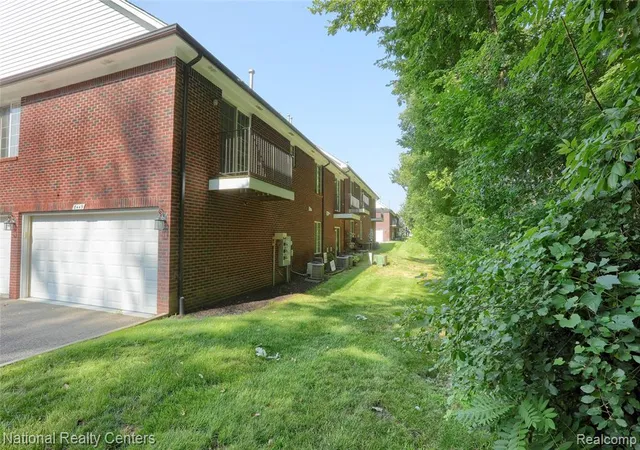 Listing Photo 2 - Condo for sale in building located at 8455 Williamstown Dr, Shelby Township, MI 48316 - Unit #