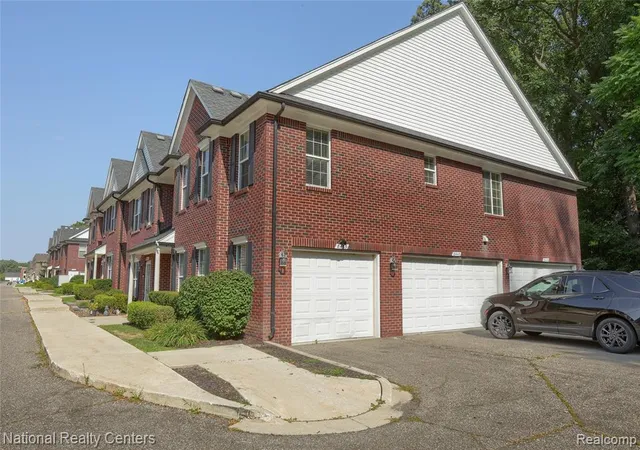 Listing Photo 3 - Condo for sale in building located at 8455 Williamstown Dr, Shelby Township, MI 48316