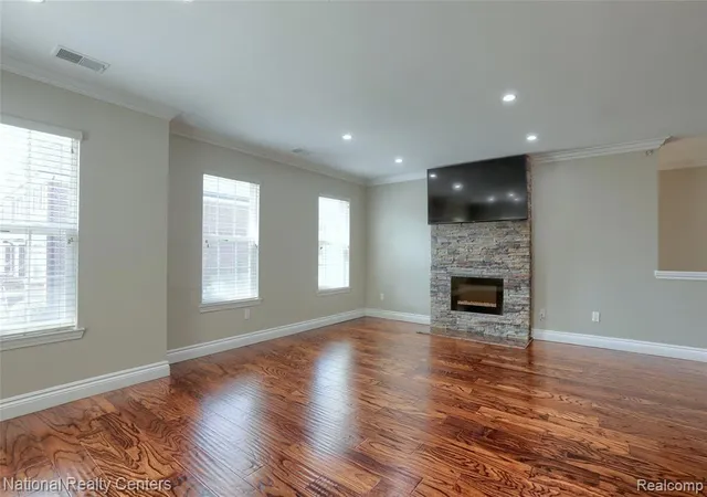Listing Photo 5 - Condo for sale in building located at 8455 Williamstown Dr, Shelby Township, MI 48316