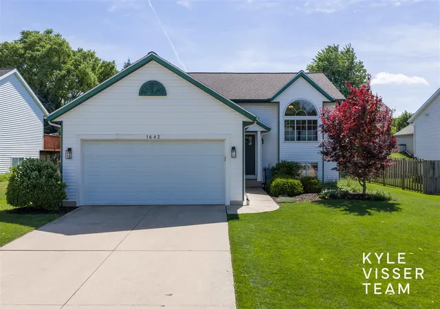 Photo 1 of Sale Pending at 1642 Simmons Ave, Grand Rapids, MI 49505 | MLS# 70539155 | Listing updated on 2026-06-17