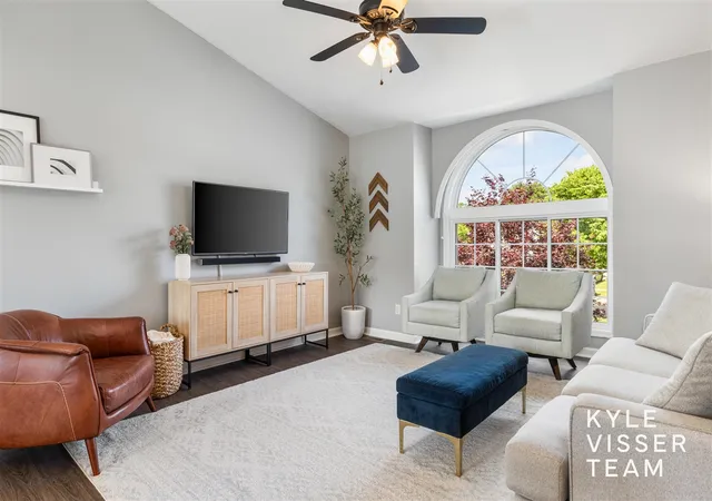 Photo 2 of Sale Pending at 1642 Simmons Ave, Grand Rapids, MI 49505 | MLS# 70539155 | Listing updated on 2026-06-17