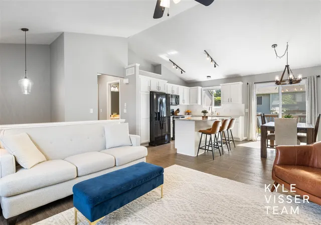 Photo 3 of Sale Pending at 1642 Simmons Ave, Grand Rapids, MI 49505 | MLS# 70539155 | Listing updated on 2026-06-17