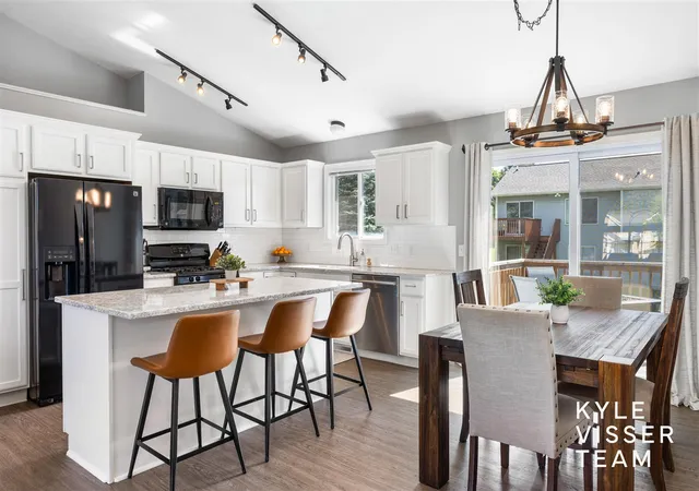 Photo 4 of Sale Pending at 1642 Simmons Ave, Grand Rapids, MI 49505 | MLS# 70539155 | Listing updated on 2026-06-17