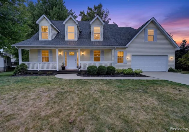 2nd image of 2028 Waterside Dr, Fenton, MI 48430 | MLS# 61019343