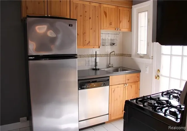 Listing Photo 5 - Condo for sale in building located at 1796 Graefield Rd, Birmingham, MI 48009 - Unit #20