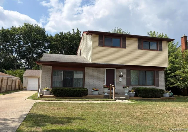 Photo 2 of Single family home for sale at 23101 Purdue Ave, Farmington Hills, MI 48336 6300 | MLS# 61024233 | Listing updated on 2026-09-03