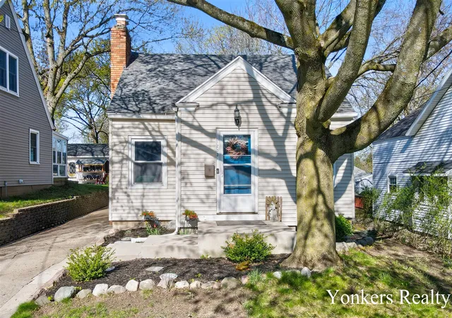 Homes for sale in Grand Rapids, MI | 1233 Diamond Ave, Grand Rapids, MI 49505 | MLS# 70527318