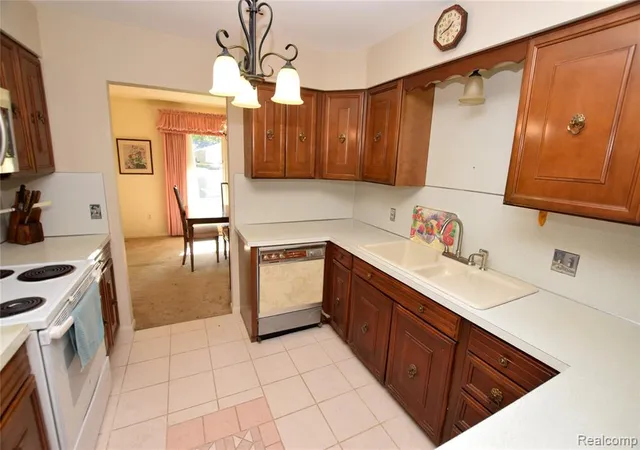 4th image of 1349 Ox Yoke Dr, Flint, MI 48532 2353 | MLS# 60994133