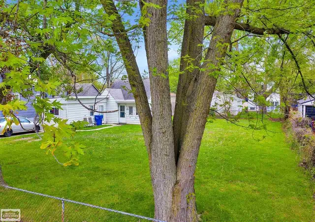 Photo 3 of Sale Pending at 12444 Vernon St, Warren, MI 48089 | MLS# 50172925 | Listing updated on 2025-10-27