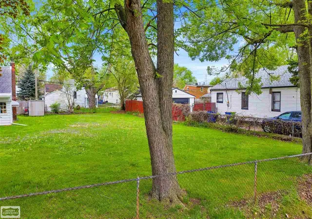 Photo 4 of Sale Pending at 12444 Vernon St, Warren, MI 48089 | MLS# 50172925 | Listing updated on 2025-10-27