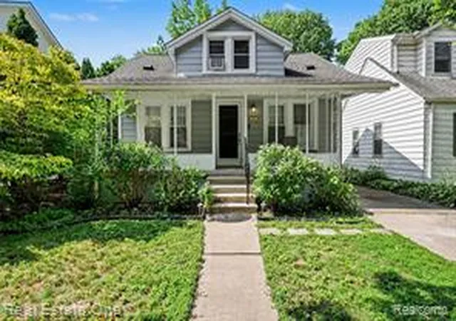 Homes for sale in Grosse Pointe Woods, MI | 2073 Roslyn Rd, Grosse Pointe Woods, MI 48236 | MLS# 61002554