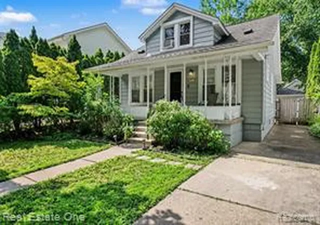 Homes for sale in Grosse Pointe Woods, MI | 2073 Roslyn Rd, Grosse Pointe Woods, MI 48236 | MLS# 61002554