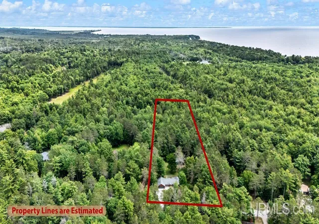 Photo 2 of Single family home for sale at 3826 L15 Ln, Escanaba, MI 49829 | MLS# 50182850 | Listing updated on 2025-09-23