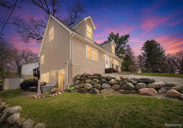 2nd image of 7395 Harrington Dr, Brighton, MI 48116 5141 | MLS# 60986370