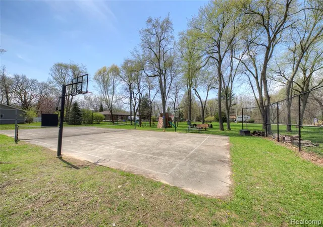 36th image of 7395 Harrington Dr, Brighton, MI 48116 5141 | MLS# 60986370