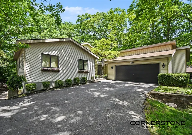 Photo 2 of Sale Pending at 2111 Northridge Dr, Grand Rapids, MI 49525 | MLS# 70537056 | Listing updated on 2026-09-01
