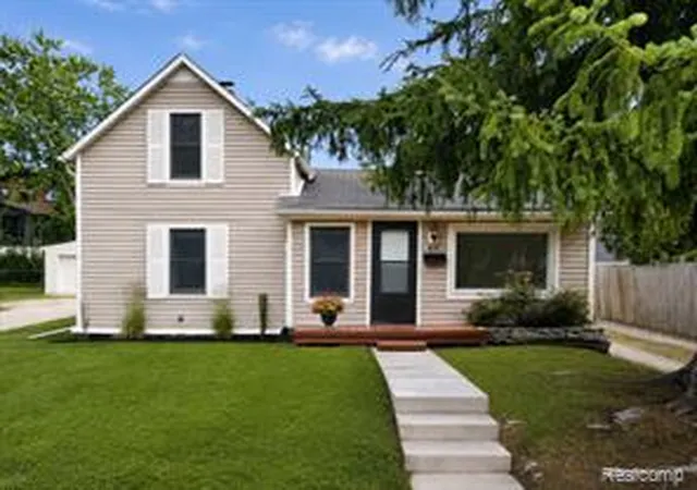 Homes for sale in Rochester, MI | 610 Quarter St, Rochester, MI 48307 | MLS# 61008643