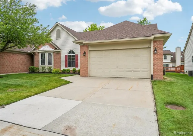 Homes for sale in Commerce Township, MI | 2053 Maplehurst Dr, Commerce Township, MI 48390 | MLS# 61003669