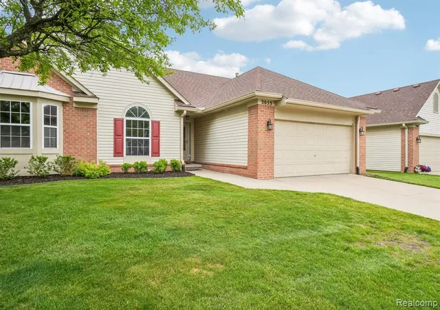Homes for sale in Commerce Township, MI | 2053 Maplehurst Dr, Commerce Township, MI 48390 | MLS# 61003669
