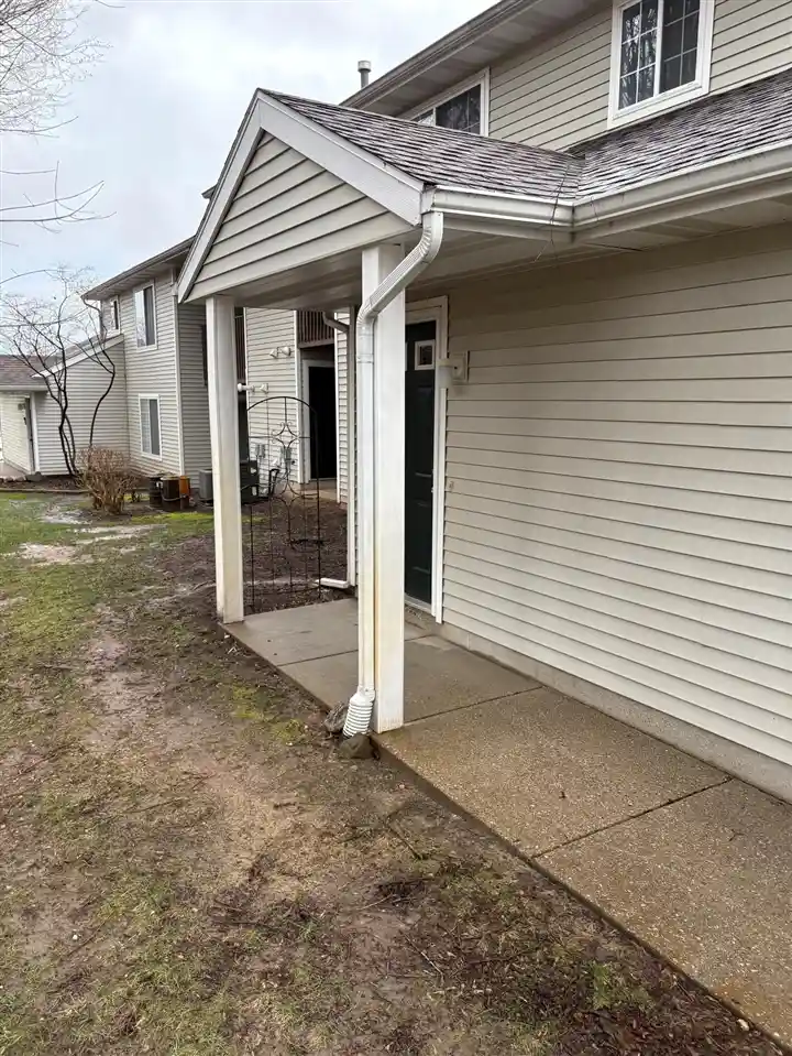 Listing Photo 2 - Condo for sale in 213 Hunters Ln located at 213 Hunters Ln, Rockford, MI 49341 - Unit #21
