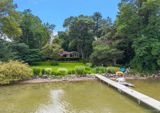 3rd image of 3377 W Shore Dr, Orchard Lake, MI 48324 | MLS# 61021763