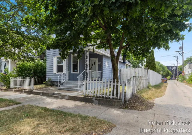 Photo 2 of Sale Pending at 1147 Jennette Ave, Grand Rapids, MI 49504 | MLS# 70547559 | Listing updated on 2026-09-08