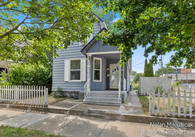 Photo 3 of Sale Pending at 1147 Jennette Ave, Grand Rapids, MI 49504 | MLS# 70547559 | Listing updated on 2026-09-08
