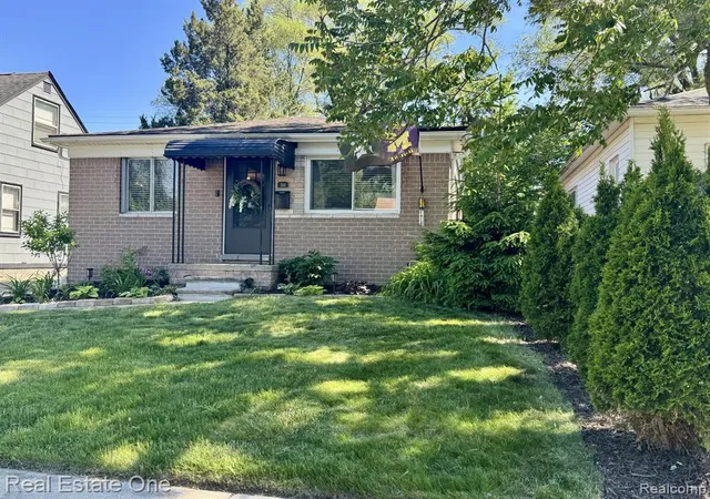 Photo 3 of Single Family Residence at 311 W Brockton Ave, Madison Heights, MI 48071 | MLS# 60997952 |  | Sold on 2026-07-01