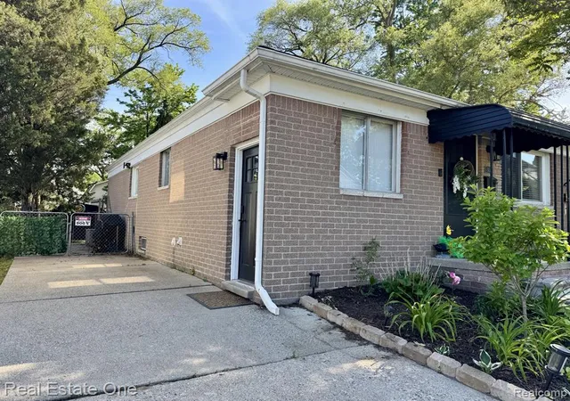 Photo 4 of Single Family Residence at 311 W Brockton Ave, Madison Heights, MI 48071 | MLS# 60997952 |  | Sold on 2026-07-01