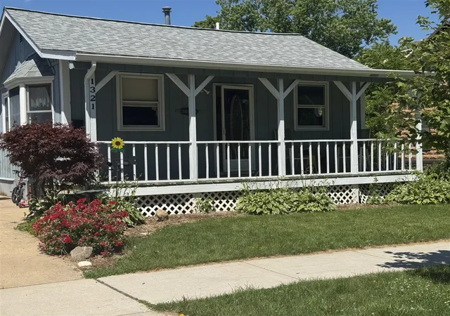 Homes for sale in Lake Odessa, MI | 1321 Pearl St, Lake Odessa, MI 48849 | MLS# 70542377