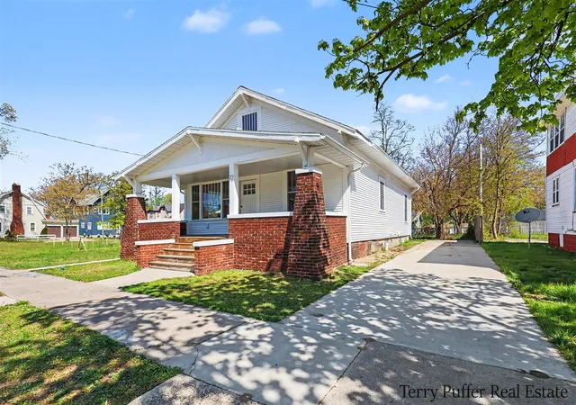 Homes for sale in Muskegon, MI | 72 E Grand Ave, Muskegon, MI 49442 | MLS# 70530832