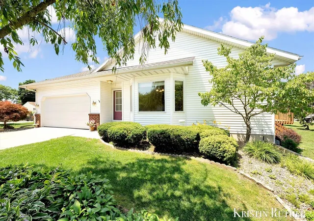 Homes for sale in Grandville, MI | 3843 44th St, Grandville, MI 49418 | MLS# 70544371
