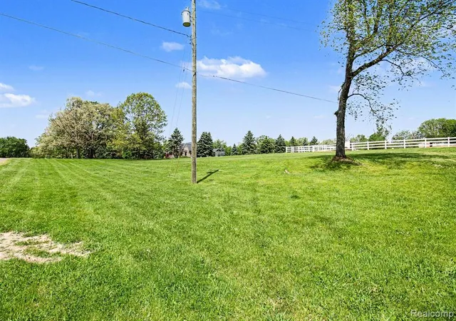 Homes for sale in Milford, MI | 2352 Meadowood Ln, Milford, MI 48380 | MLS# 60994899