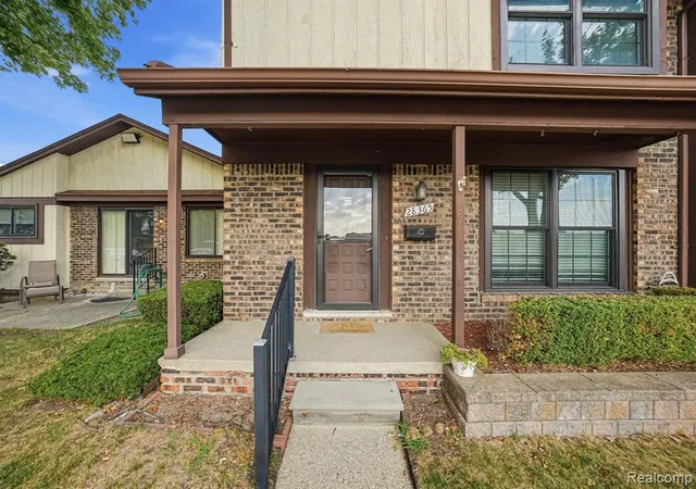 Photo 1 of Sale Pending at 28365 Queens Ct, Warren, MI 48093 4207 | MLS# 61024359 | Listing updated on 2026-09-04
