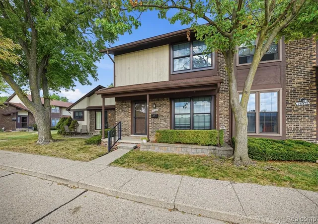 Photo 2 of Sale Pending at 28365 Queens Ct, Warren, MI 48093 4207 | MLS# 61024359 | Listing updated on 2026-09-04