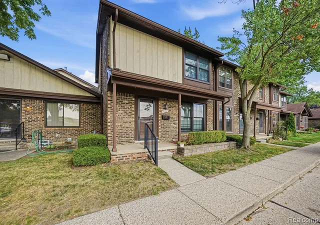 Photo 3 of Sale Pending at 28365 Queens Ct, Warren, MI 48093 4207 | MLS# 61024359 | Listing updated on 2026-09-13