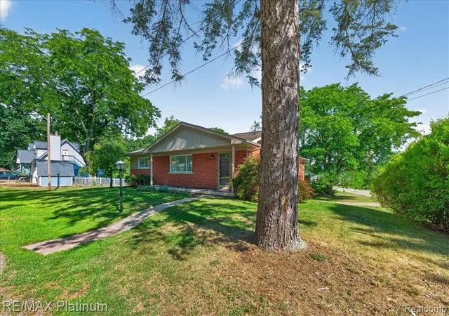 2nd image of 618 Chicago Dr, Howell, MI 48843 | MLS# 61022506