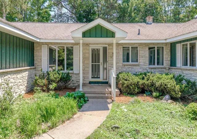 Photo 3 of Single family home for sale at 709 Loueda Ave, Gladstone, MI 49837 | MLS# 50216937 | Listing updated on 2026-08-02