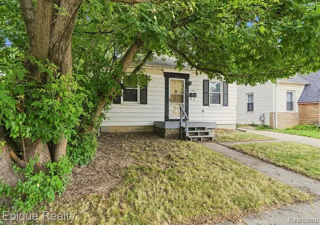 Photo 3 of Single family home for sale at 7511 Meadow Ave, Warren, MI 48091 | MLS# 61015693 | Listing updated on 2026-08-24