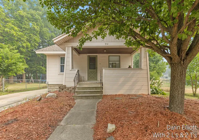 Photo 2 of Sale Pending at 910 W Lincoln Ave, Ionia, MI 48846 | MLS# 70546625 | Listing updated on 2026-08-28