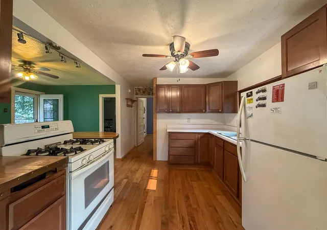Photo 3 of Sale Pending at 52411 Lakeview Dr, Dowagiac, MI 49047 | MLS# 70546513 | Listing updated on 2026-10-03