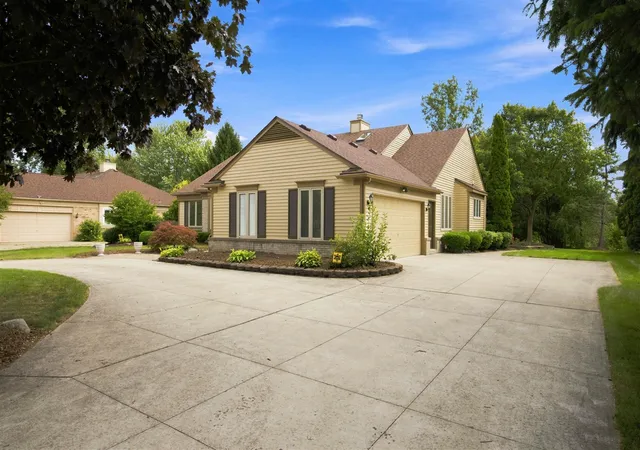 Photo 2 of Sale Pending at 1553 Devonshire Dr, Troy, MI 48098 | MLS# 70555274 | Listing updated on 2026-09-14