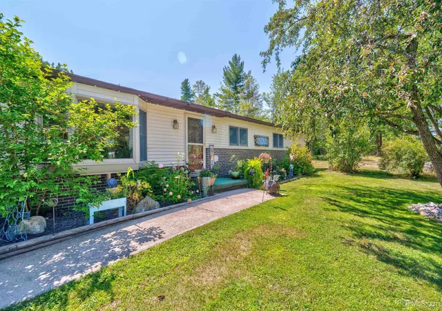 Photo 3 of Single family home for sale at 7645 W Riverview Dr, Manistique, MI 49854 | MLS# 50218766 | Listing updated on 2026-08-17